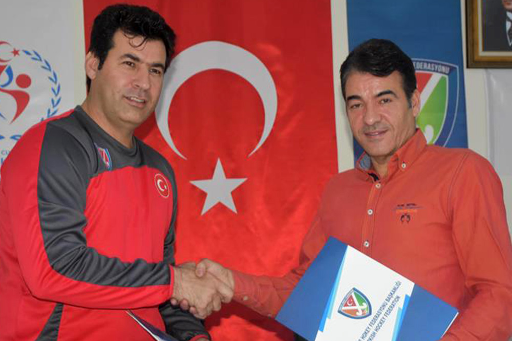 Die Türkei holt den iranischen Ex-Cheftrainer für die Eishockey-Nationalmannschaft ab Die Türkei holt den iranischen Ex-Cheftrainer für die Eishockey-Nationalmannschaft ab