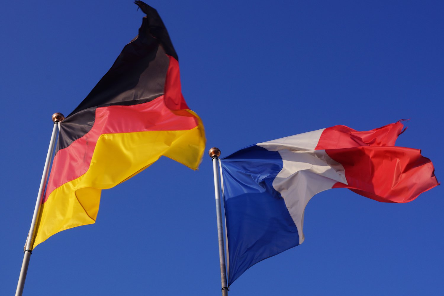 Frankreich und Deutschland engagieren sich als Gastgeber des europäischen Finanzmechanismus Frankreich und Deutschland engagieren sich als Gastgeber des europäischen Finanzmechanismus