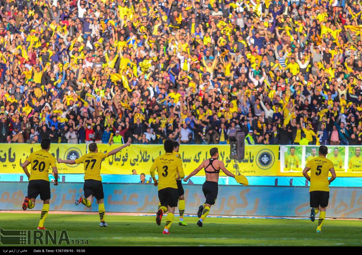 IRNA English - Sepahan, Padideh playing football