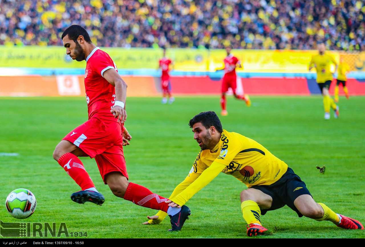 IRNA English - Sepahan, Padideh playing football