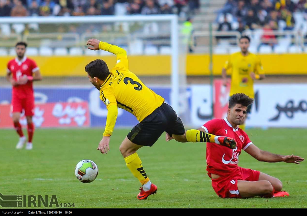 IRNA English - Sepahan, Padideh playing football