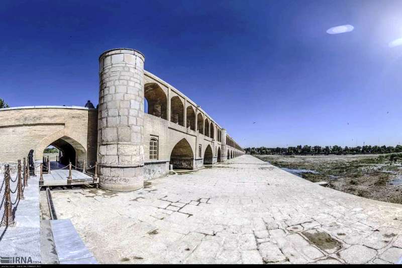 احياي زاينده رود در گرو جلوگيري از برداشت غيرقانوني آب است احياي زاينده رود در گرو جلوگيري از برداشت غيرقانوني آب است