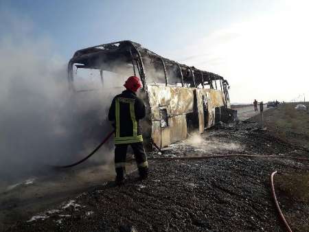 يك اتوبوس مسافربري در غرب خراسان رضوي دچار حريق شد