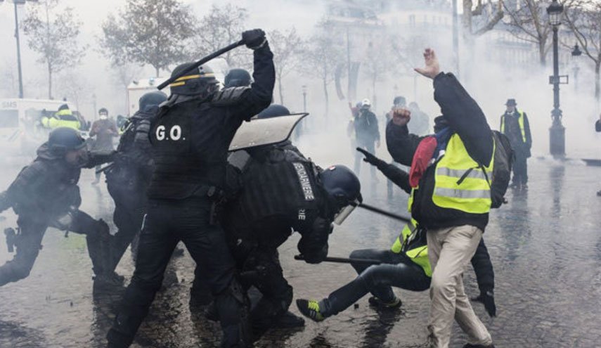 سكوت مكرون در قبال رفتار خشونت آمیز پلیس فرانسه