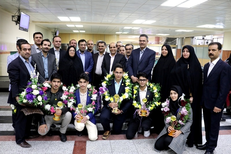 مسئولان از پنج يزدي برتر جشنواره خوارزمي استقبال كردند مسئولان از پنج يزدي برتر جشنواره خوارزمي استقبال كردند