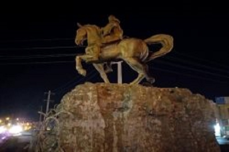 افراد ناشناس مجسمه آریوبرزن را در یاسوج آتش زدند