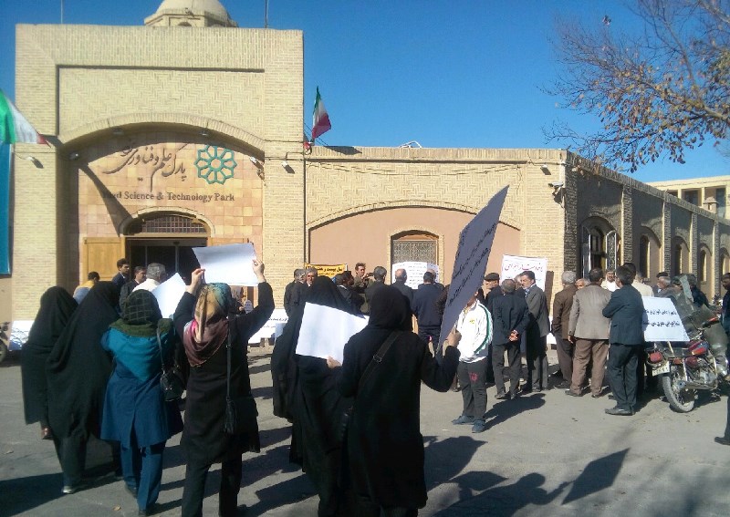 معلمان یزد رسیدگی به مشكل خود را خواستار شدند