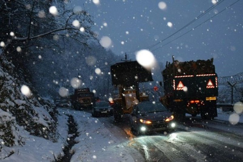 بارش برف در گردنه های قزوین آغاز شد