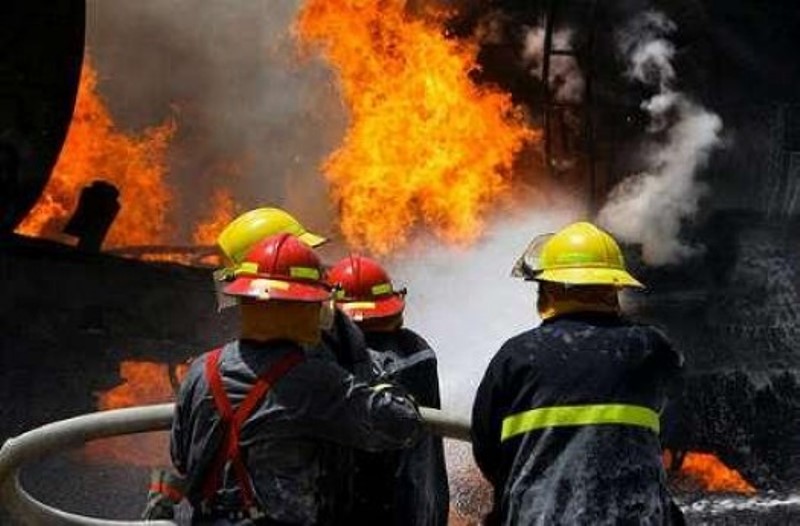 سه آتش نشان در آتش سوزي گسترده در مشهد مصدوم شدند
