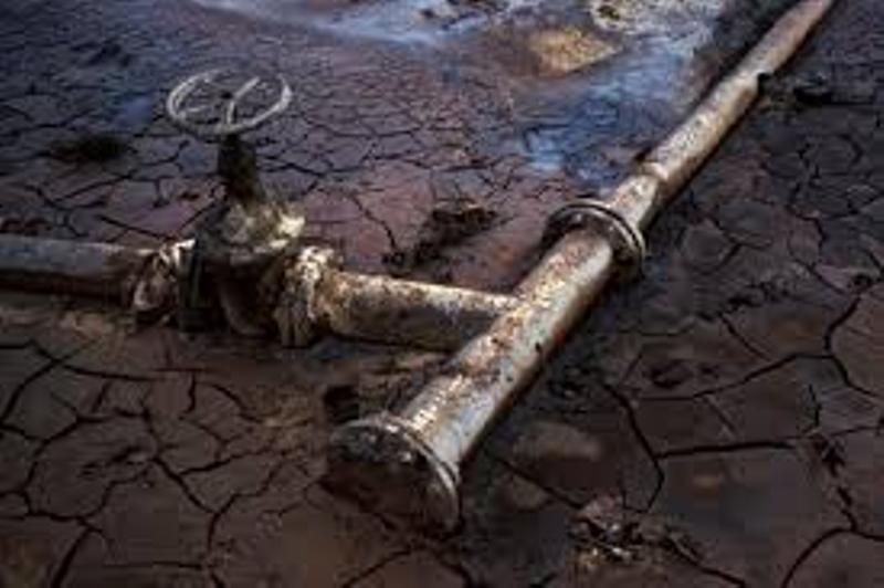 خط لوله انتقال فرآورده نفتي در بوشهر دچار نشتي شد