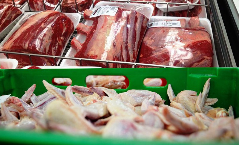 توزيع مرغ و گوشت با نرخ دولتي در بازار بروجرد آغاز شد توزيع مرغ و گوشت با نرخ دولتي در بازار بروجرد آغاز شد