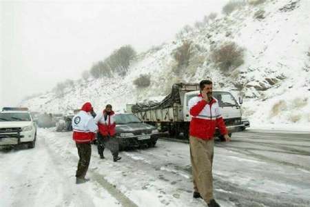 امدادگران مهابادي 50 مسافر گرفتار در برف را نجات دادند