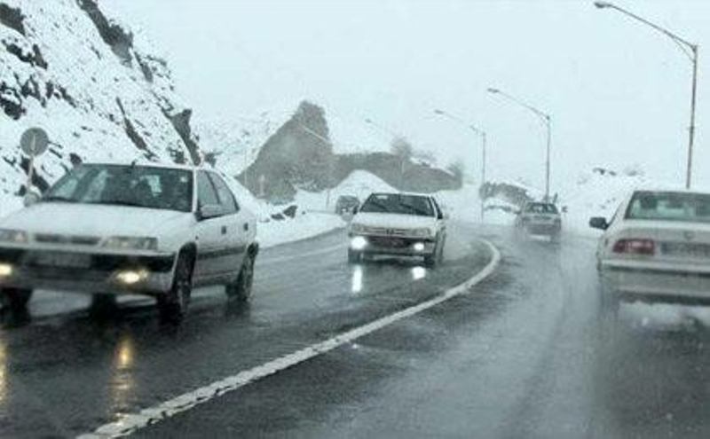 بارش برف تردد در محورهاي كوهستاني مازندران را كند كرد