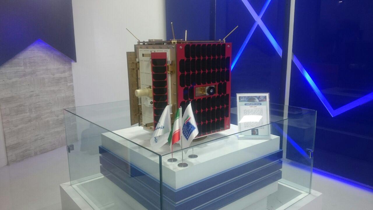 وزير العلوم يتفقد ثلاثة أقمار صناعية ايرانية وزير العلوم يتفقد ثلاثة أقمار صناعية ايرانية