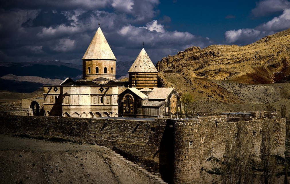 Qara Kelisa im Herzen der iranischen Gebirge Qara Kelisa im Herzen der iranischen Gebirge