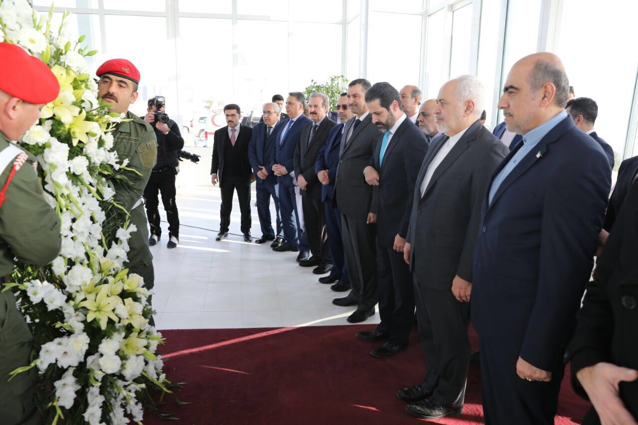 ظريف يزور مرقد الرئيس العراقي الفقيد جلال طالباني في السليمانية ظريف يزور مرقد الرئيس العراقي الفقيد جلال طالباني في السليمانية