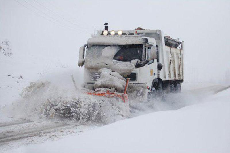 برف و كولاك محور ديباج- گلوگاه را در دامغان مسدود كرد