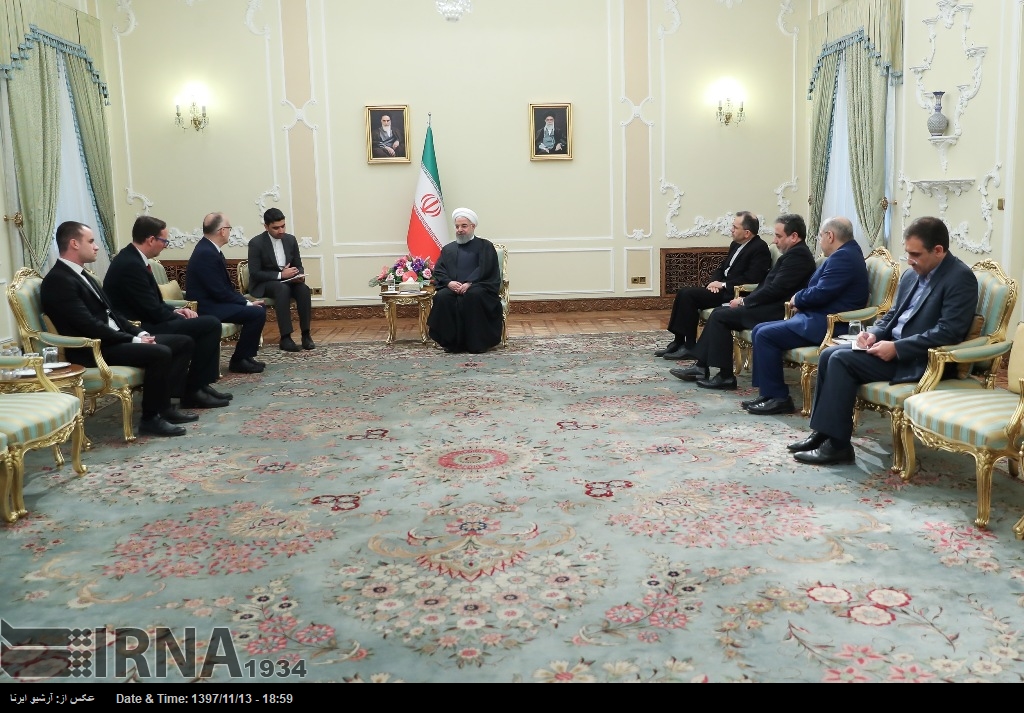 Ruhani: Amerika ambargolarının İran ve dünya ilişkilerinde etkisi olmayacaktır Ruhani: Amerika ambargolarının İran ve dünya ilişkilerinde etkisi olmayacaktır