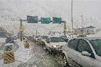 بارش برف سبب كندی تردد خودروها در جاده كرج - چالوس شد