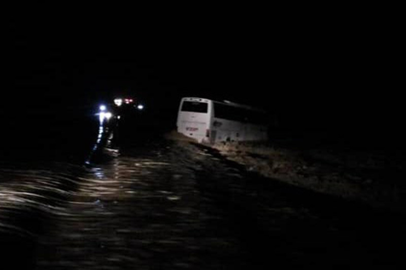 گردشگران عمانی گرفتار در سیلاب بندرچارك نجات یافتند گردشگران عمانی گرفتار در سیلاب بندرچارك نجات یافتند
