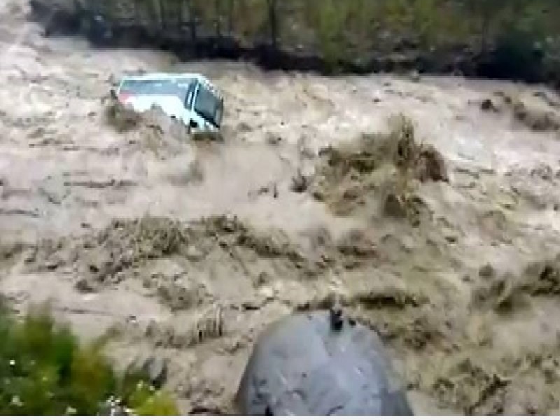 15 Omani tourists rescued from S. Iran flood 15 Omani tourists rescued from S. Iran flood