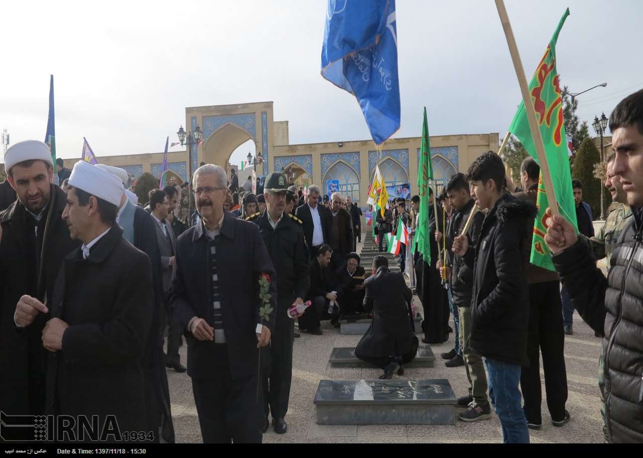 غبارروبی مزار شهدای بوکان به مناسبت دهه فجر