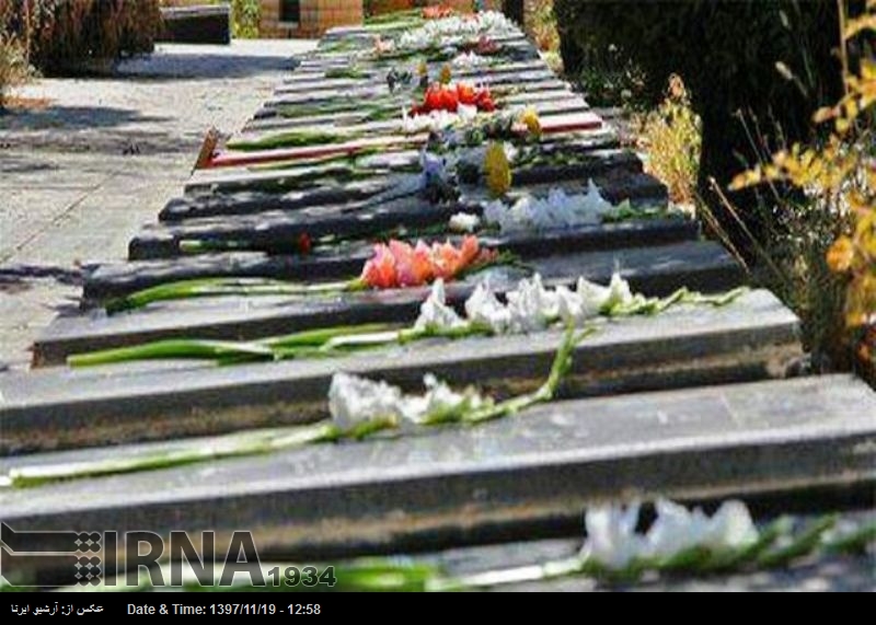 Las tumbas de los mártires, rociadas con flores Las tumbas de los mártires, rociadas con flores