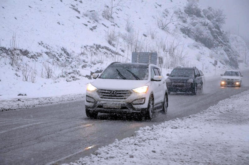 برف و باران تردد در جاده های كردستان را مختل كرده است