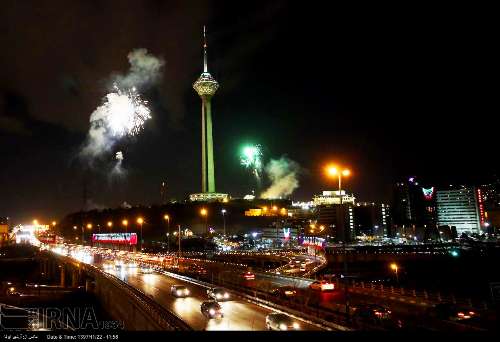 Espectáculo desde la Torre Milad con motivo del aniversario de la Revolución Islámica