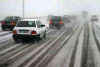 بارش برف در جاده كرج - چالوس باعث كندی تردد خودروها شد