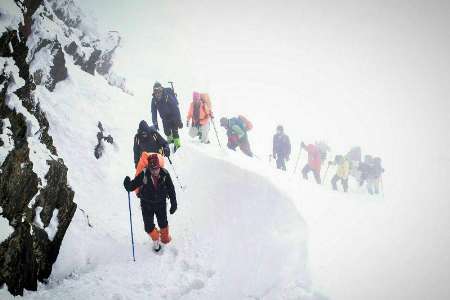 30 كوهنورد به قله برفي بلقيس تكاب صعود كردند