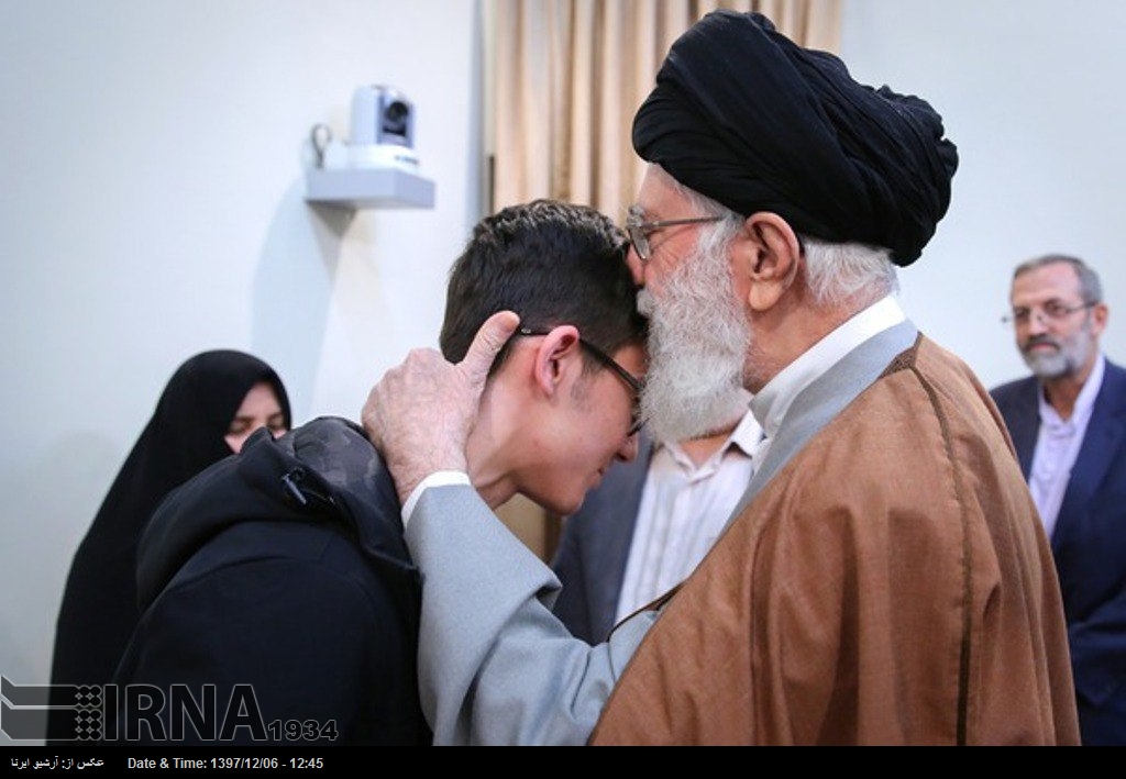 صہیونی شطرنج کھیلاڑی کیخلاف کھلنے پر انکار، آیت اللہ خامنہ ای کی ایرانی نوجوان کی تعریف صہیونی شطرنج کھیلاڑی کیخلاف کھلنے پر انکار، آیت اللہ خامنہ ای کی ایرانی نوجوان کی تعریف