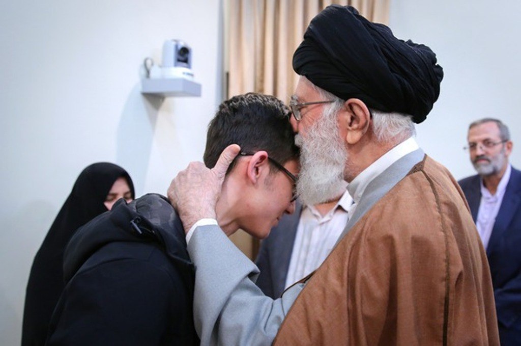 Iranischer Schachspieler spielt nicht gegen Israel: Ayatollah Khamenei lobt Arian Gholami Iranischer Schachspieler spielt nicht gegen Israel: Ayatollah Khamenei lobt Arian Gholami