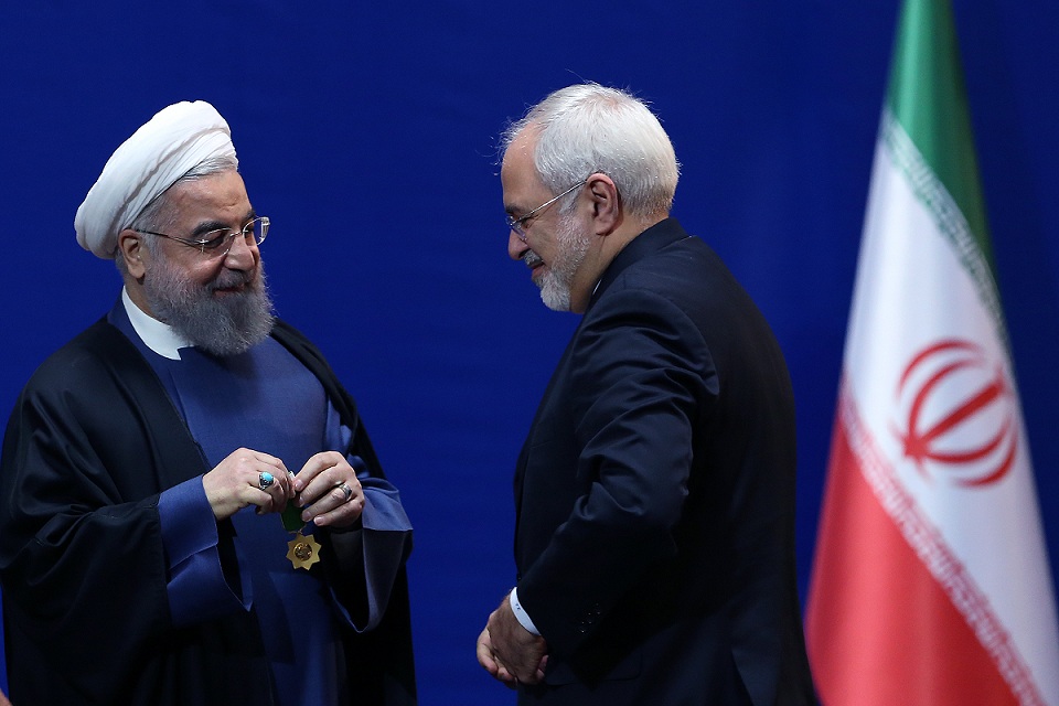 Rouhani lehnt Zarifs Rücktritt ab Rouhani lehnt Zarifs Rücktritt ab