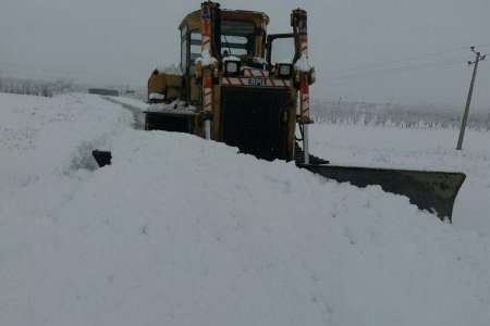 برف راه 20 روستاي آذربايجان غربي را بست