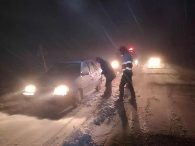 سرنشینان 200 خودروی حادثه دیده در كوهرنگ امداد رسانی شدند