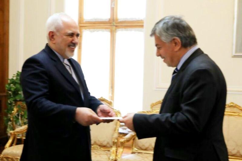 سفیر جدید عراق رونوشت استوارنامه خود را تقدیم ظریف كرد سفیر جدید عراق رونوشت استوارنامه خود را تقدیم ظریف كرد