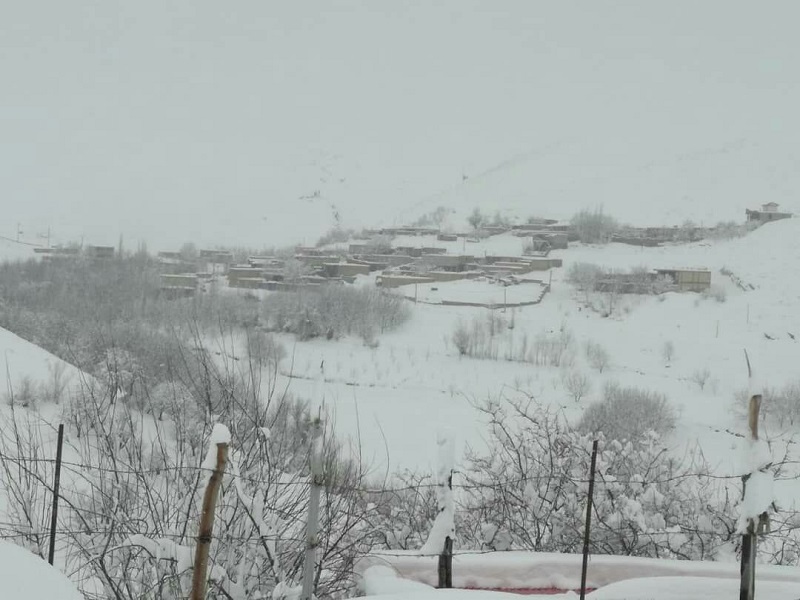 برف راه ارتباطی 32 روستای كوهرنگ را بست