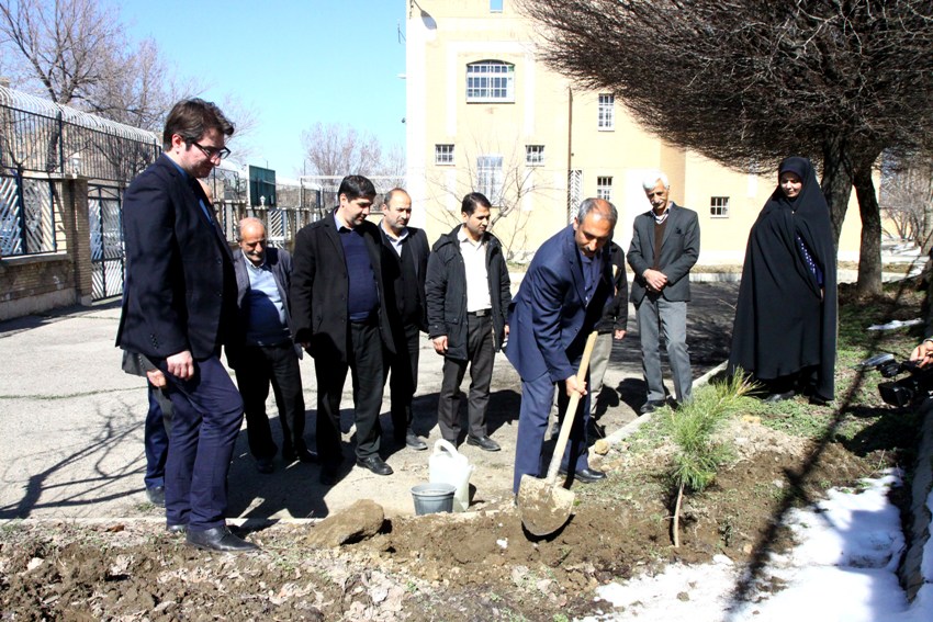 ایرنا آخرین نهال هفته درختكاری همدان را در دل خود جای داد