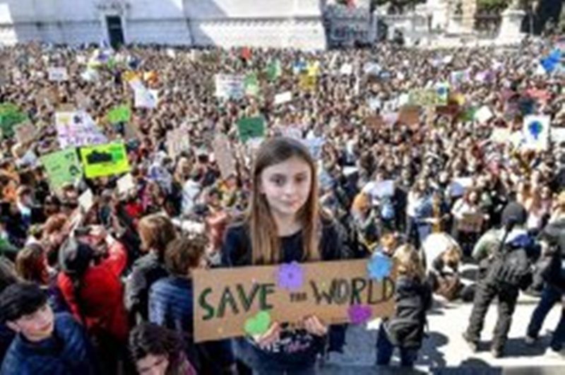دانش آموزان ایتالیا علیه تغییرات اقلیمی آستین بالا زدند