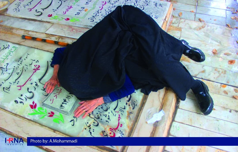 هر كه بر چهره از این داغ نشانی دارد هر كه بر چهره از این داغ نشانی دارد