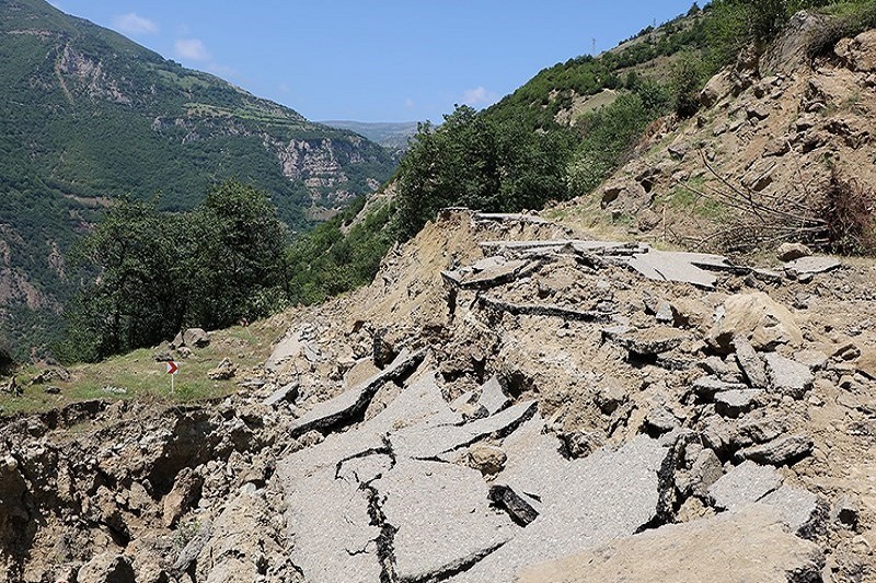 رانش زمین روستای «كانی زرد» سردشت را در معرض خطر قرار داد رانش زمین روستای «كانی زرد» سردشت را در معرض خطر قرار داد