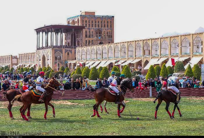 بازی چوگان در میدان نقش جهان