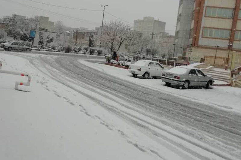 بارش برف بهاره مردم و مسافران نوروزي را در اراك غافلگير كرد