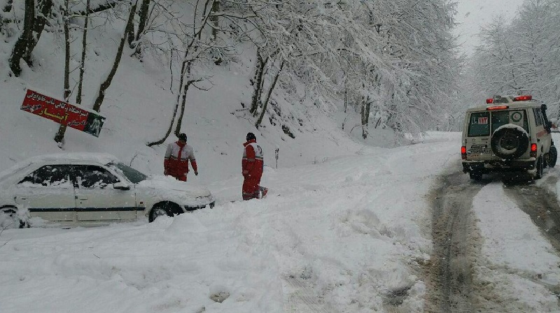 547 مسافر گرفتار در برف ملاير اسكان داده شدند