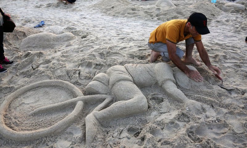 64 گروه در ساخت مجسمه هاي شني ساحل بوشهر شركت كردند