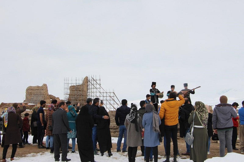 667 گردشگر در جشن نوروزگاه تخت سليمان تكاب شركت كردند