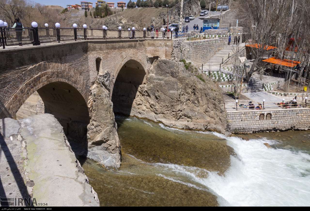 گردشگران چهارمحال و بختیاری نزدیک رودخانه‌ها نروند