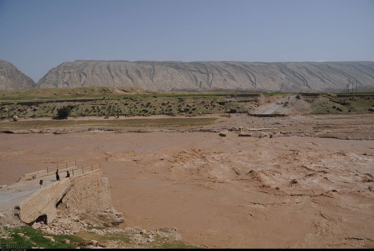 نجات ۱۱ نفر از سیلاب توسط نجاتگران هلال احمر کنارک