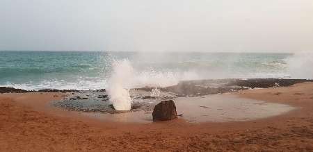 موج ها و فواره طبيعي آب در ساحل چابهار، زيبا و ديدني
